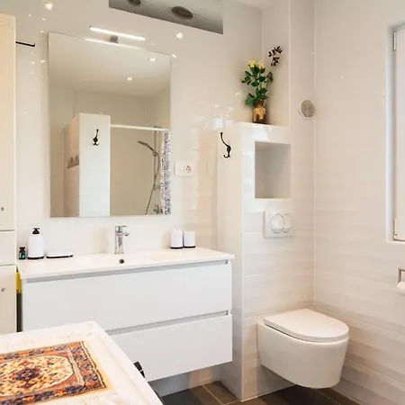 Elegant With Balcony - Two Bedroom With Balcony Appartement