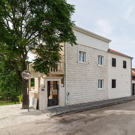 Elegant With Balcony - Two Bedroom With Balcony Appartement *